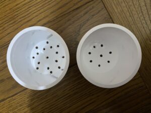 水はけ用の穴を開けたヨーグルト容器