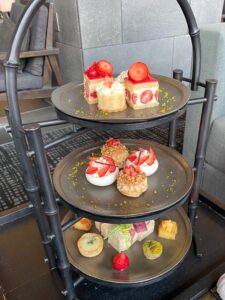 黒色3段スタンドにのるスイーツ＆セイボリー　アマン東京　アフタヌーンティー