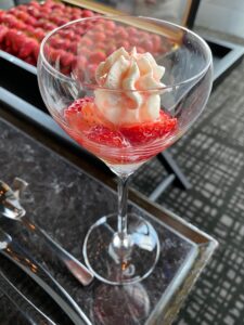 アマン東京　アフタヌーンティー　いちごのパフェ