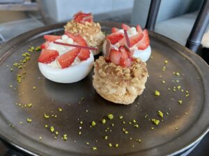 アマン東京アフタヌーンティーのスタンド2段目のスイーツ　ケーキ