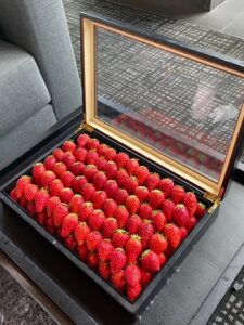 アマン東京　アフタヌーンティー　イチゴのトランクケース