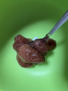 三温糖で作った手作りいちごジャムを皿に盛りつけた状態