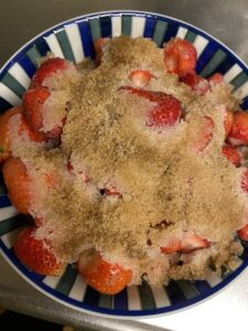 三温糖をたっぷりかけて一晩置く前のいちごの様子