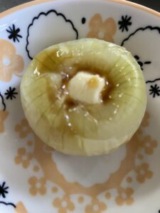 レンジで加熱した丸ごと玉ねぎ
