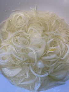 スライスした玉ねぎのサラダ